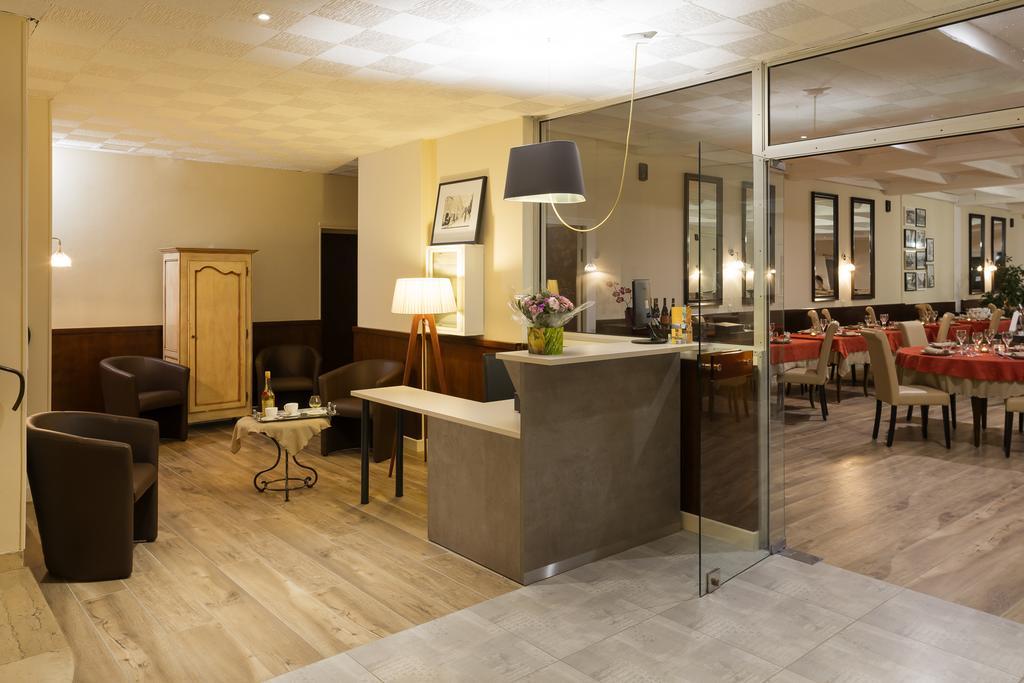 Logis Hotel Restaurant Les Cedres Joyeuse Exteriör bild