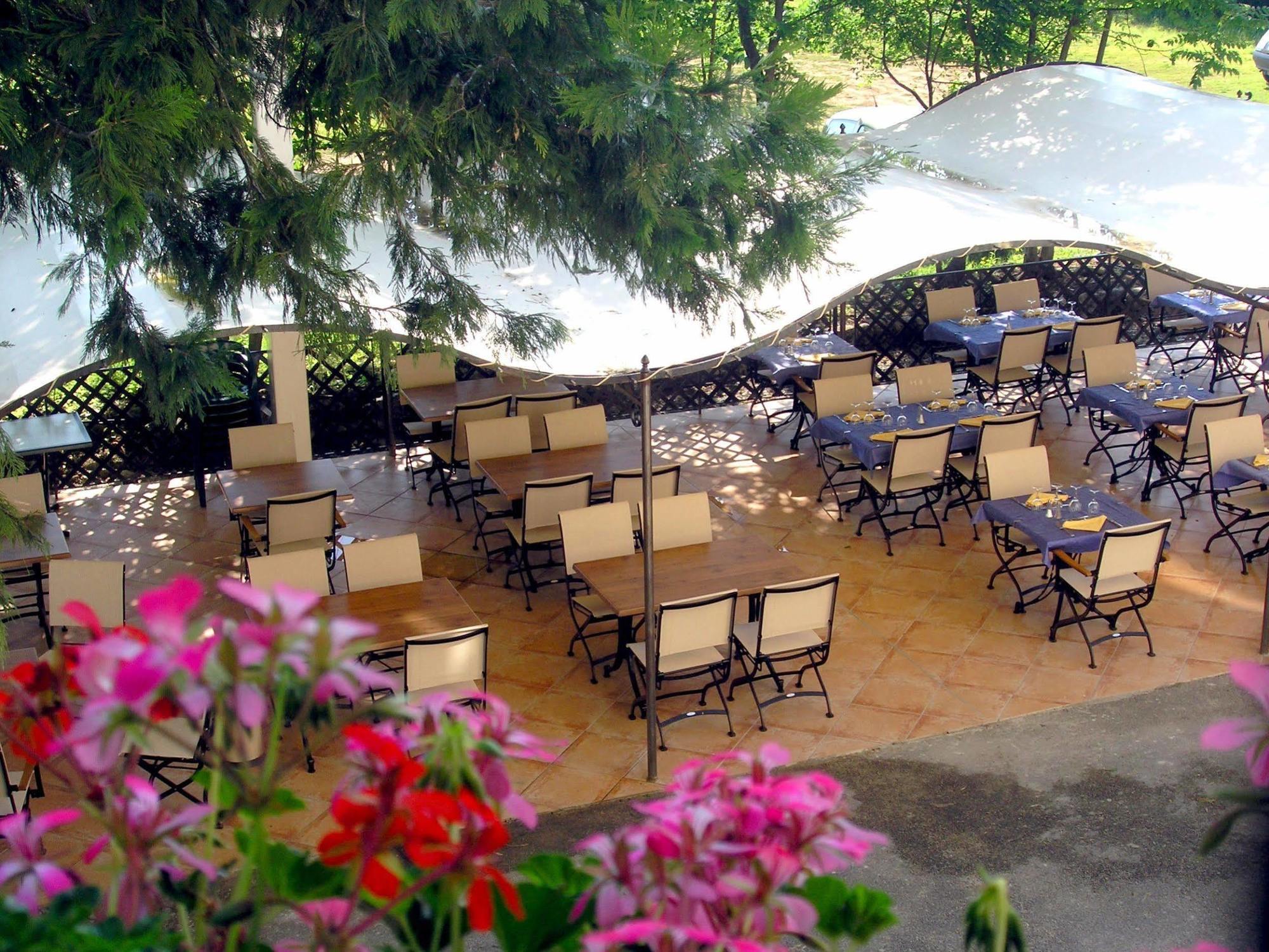 Logis Hotel Restaurant Les Cedres Joyeuse Exteriör bild
