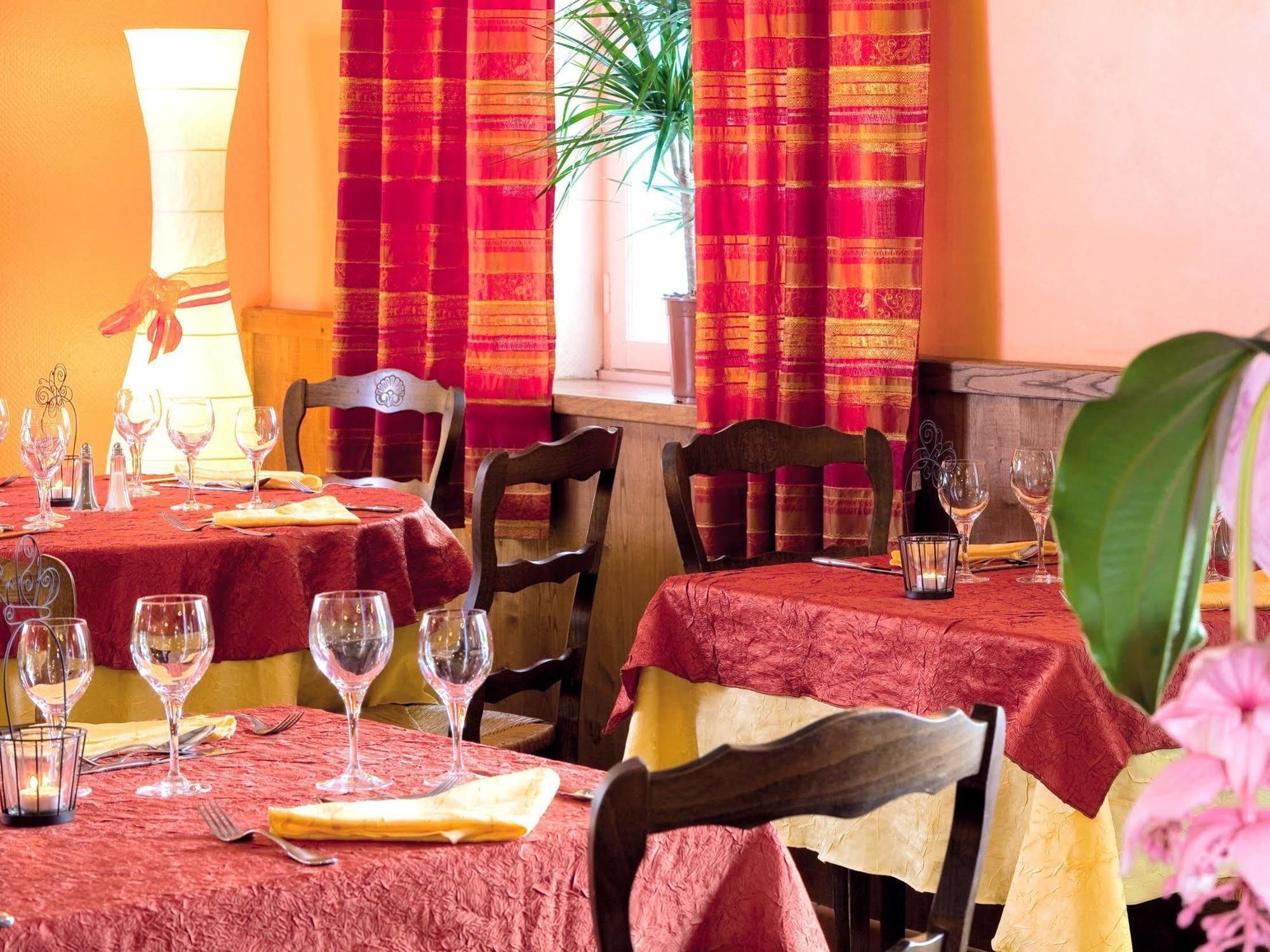 Logis Hotel Restaurant Les Cedres Joyeuse Exteriör bild